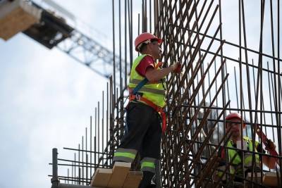 Правительство утвердило проект по привлечению 10 тысяч строителей из Узбекистана - mk.ru - Россия - Узбекистан