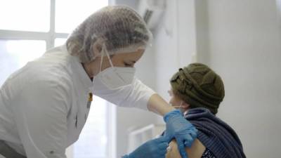 Власти Петербурга могут ввести новые ограничения из-за низких темпов вакцинации среди пенсионеров - inforeactor.ru - Россия - Санкт-Петербург