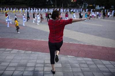 Бабушки в Китае хотят танцевать на улице, но их разгоняют специальными пультами - argumenti.ru - Китай