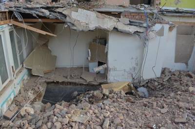 В Батуми спасатели вывели из-под завалов разрушенного дома женщину - argumenti.ru