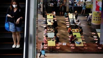 В Сингапуре запретили невакцинированным посещать кафе и торговые центры - russian.rt.com - Сингапур - Республика Сингапур
