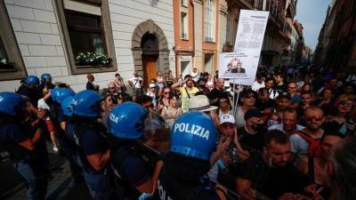 В Риме полиция применила водомёты для разгона протестующих против коронавирусных ограничений - russian.rt.com - Рим