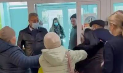 В Улан-Удэ посетители торгового центра без QR-кодов устроили драку с охранниками - og.ru - Улан-Удэ
