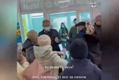 Пенсионерки без QR-кодов штурмом взяли вход в торговый центр в Бурятии - chita.ru - республика Бурятия