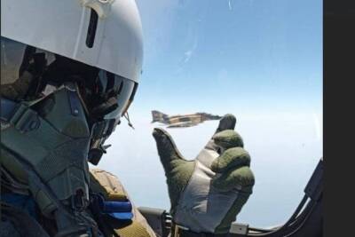 Военный летчик Ирана «поймал пальцами» истребитель на фото - mk.ru - Иран