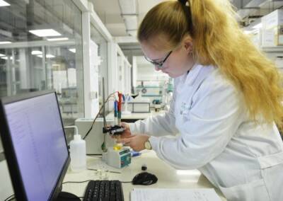 Молодые ученые из ДВФУ изобрели противовирусную ткань - interfax-russia.ru - Приморье край
