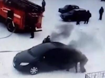 В Коми мужчина запер ребенка в машине, которая неожиданно загорелась - bloknot.ru - республика Коми - Сыктывкар