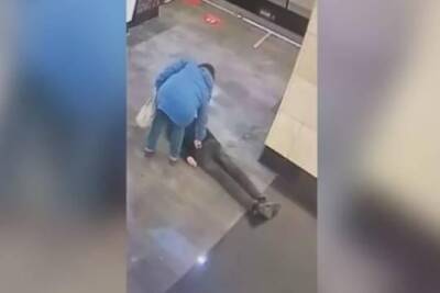 Россиянка обокрала умершего пассажира метро и попала на видео - versia.ru