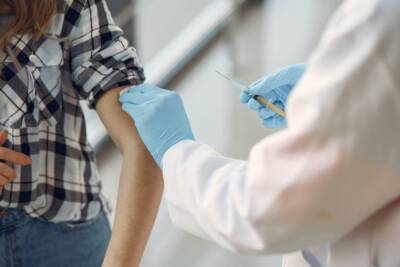 Терапевт Орлова назвала аллергическую реакцию абсолютным противопоказанием к COVID-вакцинации - abnews.ru