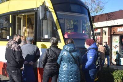 Одесситы побежали за прививкой в трамвай, выстроилась очередь: видео происходящего - politeka.net - Украина - Одесса