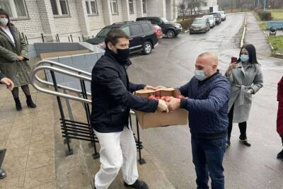 Брянские волонтеры привезли в коронавирусный госпиталь витамины - mk.ru - Брянск