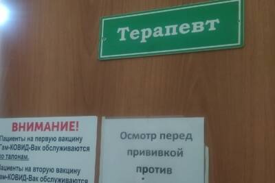 В омской поликлинике № 17 для вакцинации омичам нужно отстоять три очереди - omsk.mk.ru - Омск