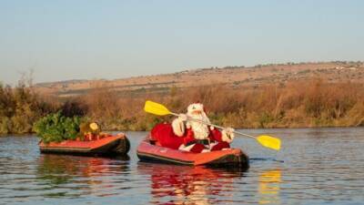 Видео: что делает Дед Мороз в лодке на реке Иордан - vesty.co.il - Израиль