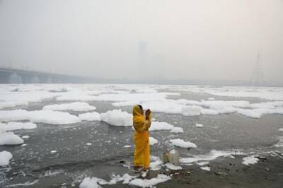 Токсичная пена покрывает священную реку Ямуна в Индии - argumenti.ru - Индия - Нью-Дели