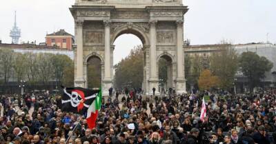 В Италии тысячи людей протестовали против COVID-ограничений (ВИДЕО) - dsnews.ua - Италия