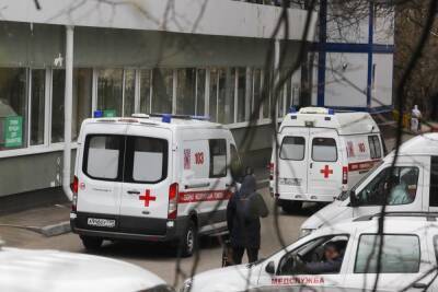 Трое медиков, решивших уволиться из-за отказа вакцинироваться, заболели коронавирусом - mk.ru