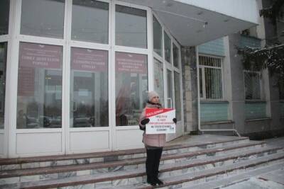 Бердчане вышли на одиночные пикеты против QR-кодов - tayga.info - Бердск