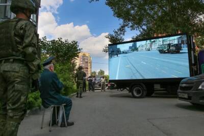 Владимир Иванов - Владелец странного «грузовика-телевизора» объяснил идею: спасаем людей в пандемию - mk.ru - Новосибирск