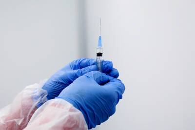 Вакцинированные от коронавируса могут не изолироваться после контакта с инфицированным - tver.mk.ru
