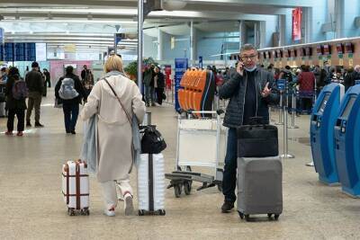 Более 20 рейсов задержали и отменили в аэропортах Москвы - vm.ru - Москва - Куба