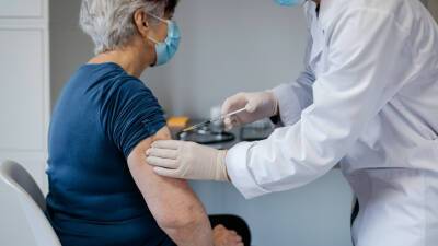 Пожилых людей в Калининградской области обязали вакцинироваться от COVID-19 - mir24.tv - Калининградская обл.