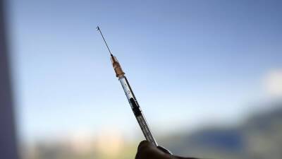 В Узбекистане начали штрафовать отказавшихся от обязательной вакцинации против COVID-19 - russian.rt.com - Узбекистан
