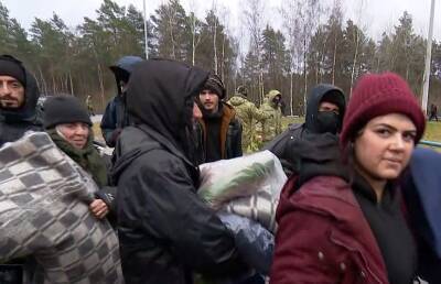 Беженцы покинули стихийный лагерь в лесу и переместились в логистический центр - ont.by - Белоруссия