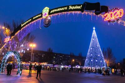 В центре Запорожья обустраивают новогодние локации (ФОТО) - inform.zp.ua - Украина - Запорожье