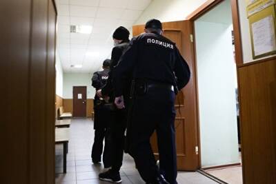 В ХМАО задержан врач-пенсионер, торговавший медотводами от прививок COVID–19 - znak.com - Сургут - округ Югра