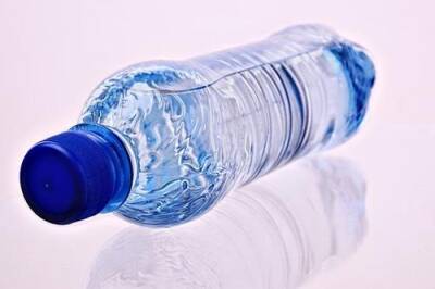 Гендиректор контрольно-испытательного центра питьевой воды Гончар заявил, что хранить воду в пластиковых бутылках опасно - argumenti.ru