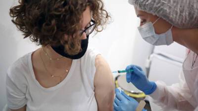 Когда пора повторно привиться от COVID-19 и надо ли сдавать анализ на антитела? Правила ревакцинации - mir24.tv - Россия