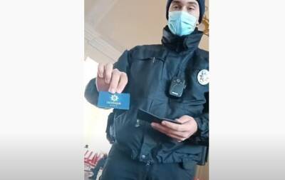 В Чернигове полицейский требовал надеть маску у евшего пассажира - korrespondent.net - Украина
