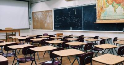 В Украине более трех тысяч невакцинированных учителей отстранили от работы - dsnews.ua - Украина