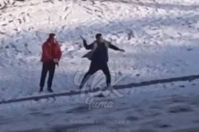 Двое мужчин закидали проезжающие машины снежками в Чите - chita.ru - Чита