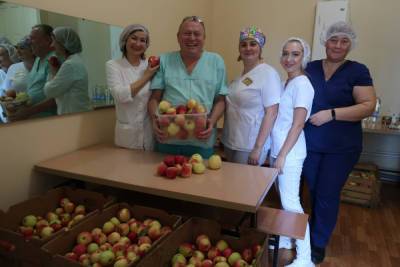 Мичуринские медики передали яблоки своим коллегам в тамбовский областной COVID - центр - tambov.mk.ru