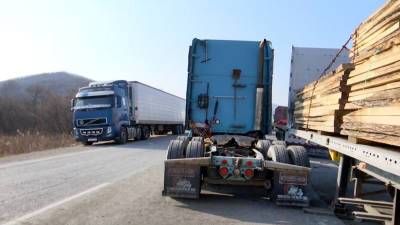 Сотни большегрузов застряли на российско-китайской границе - tvc.ru