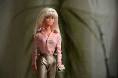 Женщина потратила три миллиона рублей ради внешности Барби - lenta.ru - Англия
