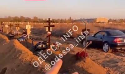 Одессит, потерявший мать из-за ковида, показал кадры с кладбища: "Могилы роют и ночью" - politeka.net - Украина - Одесса - Одесская обл.