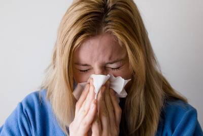 «Боится свежего воздуха и движений»: врач дал советы по лечению коронавируса в домашних условиях - vm.ru - Латвия - Рига