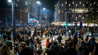 Несколько человек пострадали на протестах в Нидерландах - russian.rt.com - Голландия - Роттердам