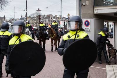 В Нидерландах протестующие пострадали от выстрелов полиции - lenta.ru - Голландия