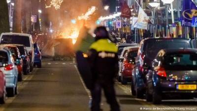 Горящие машины и стрельба из фейерверков: Протесты против ковидных ограничений в Нидерландах переросли в массовые беспорядки - newzfeed.ru - Голландия
