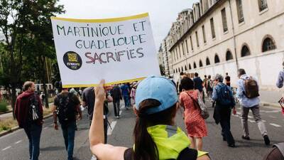 Париж ввел комендантский час из-за протестов на Гваделупе - iz.ru - Франция - Париж - Израиль - Гваделупа