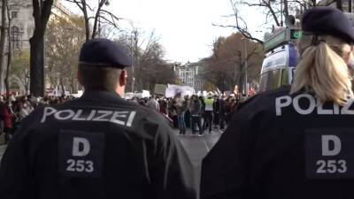 Столкновения на протестах против антикоронавирусных ограничений в Вене — видео - russian.rt.com - Вена - Австрия