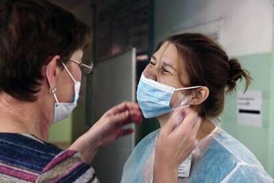 Хирург развеял опасения об изменении формы носа и ушей из-за медицинской маски - lenta.ru