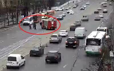 Пожарные помогли бабушке перейти дорогу (видео) - zr.ru - Калининград