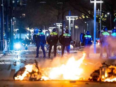В результате ночных беспорядков в Роттердаме пострадали по меньшей мере 5 правоохранителей - unn.com.ua - Украина - Гаага - Киев - Голландия