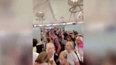 Россияне рассказали о гигантских очередях в аэропорту Шарм-эш-Шейха - iz.ru - Египет - Израиль