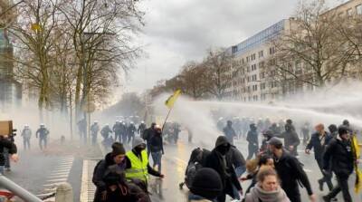 В Брюсселе акцию протеста против антикоронавирусных ограничений разогнали газом и водометами - ru.slovoidilo.ua - Украина - Бельгия - Брюссель