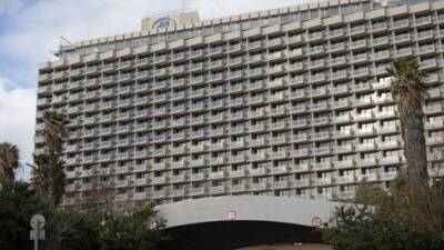Отель "Хилтон" в Тель-Авиве подал в суд на страховую компанию "Харэль", требуя возместить потери от коронавируса - vesty.co.il - Израиль - Тель-Авив